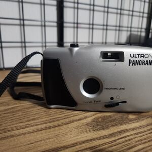 ULTRONIC PANORAMIC Light Camera Panoramic Lens Focus Free Silver / Back